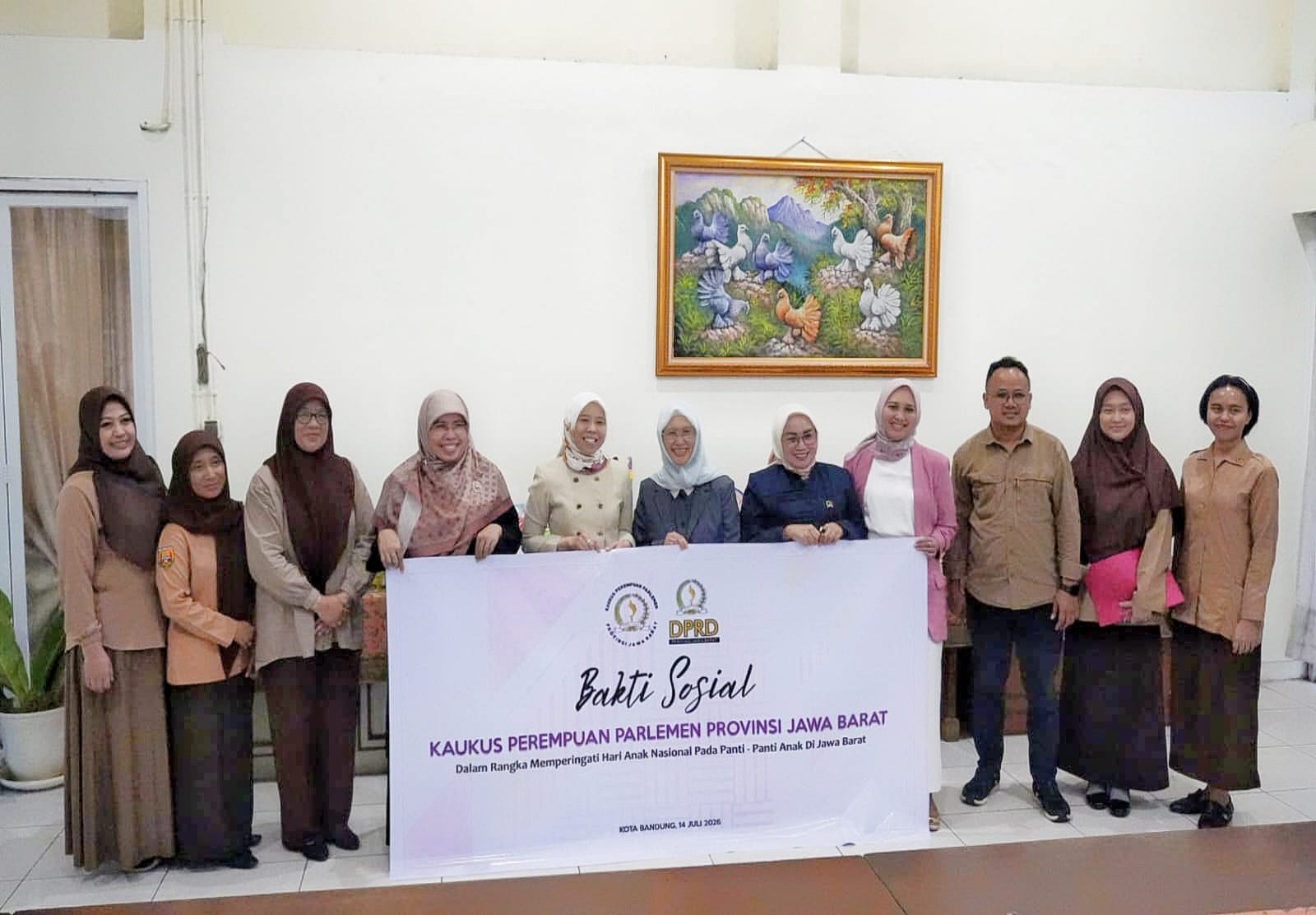 Hj. Ratnawati bersama Kaukus Perempuan Parlemen Jawa Barat menggelar bakti sosial di Griya Ramah Anak Balita Bandung.