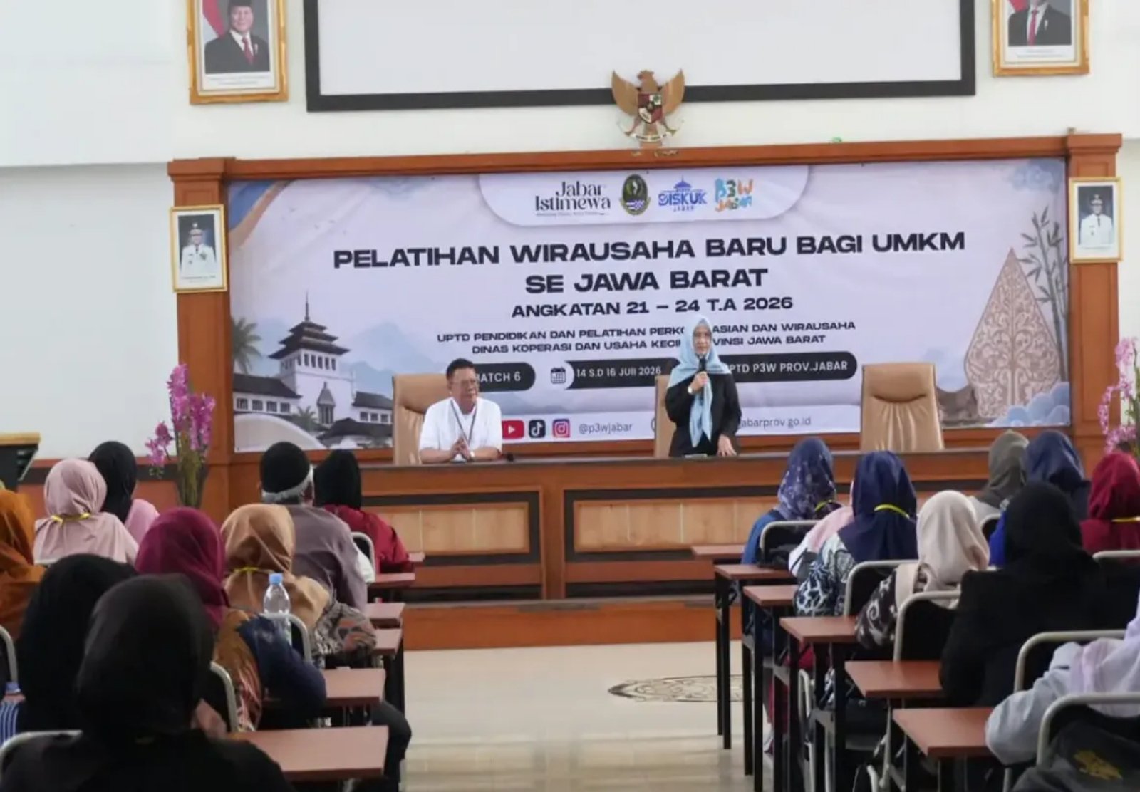 Hj. Ratnawati, menegaskan bahwa pelaku UMKM memiliki peran strategis sebagai fondasi utama dalam membangun ekonomi daerah yang kuat.