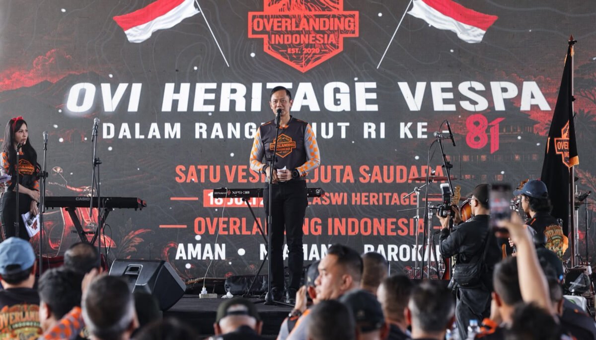 Founder OVI sekaligus Menko Infrastruktur AHY ikut memeriahkan HUT ke-81 RI melalui vespaan bersama ratusan pecinta Vespa di Kota Bandung.