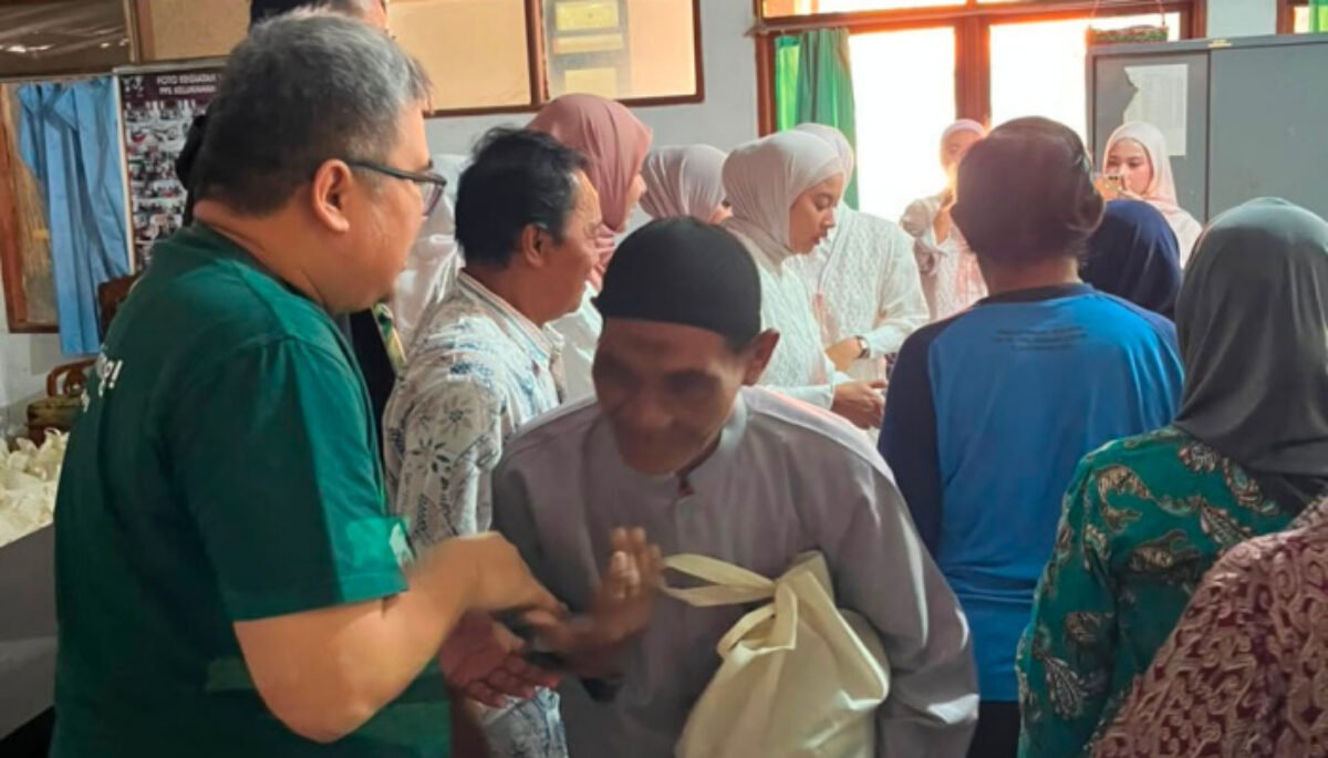 Pegadaian Salurkan 100 Paket Sembako dan Edukasi Literasi Digital bagi Lansia di Indramayu