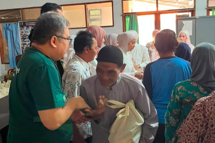 Pegadaian Salurkan 100 Paket Sembako dan Edukasi Literasi Digital bagi Lansia di Indramayu