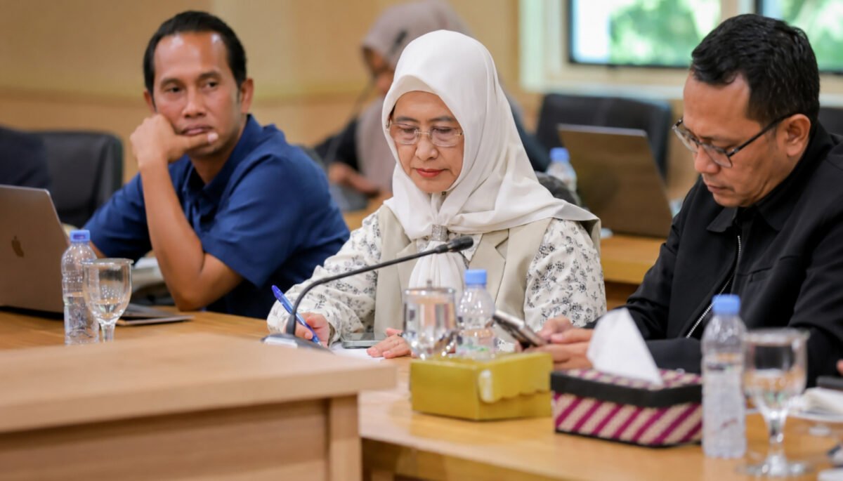 Komitmen menjaga kelestarian lingkungan hidup memerlukan langkah nyata melalui kebijakan yang tepat, didukung kolaborasi lintas sektor. 