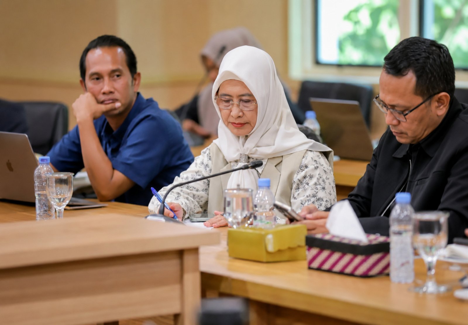 Komitmen menjaga kelestarian lingkungan hidup memerlukan langkah nyata melalui kebijakan yang tepat, didukung kolaborasi lintas sektor. 