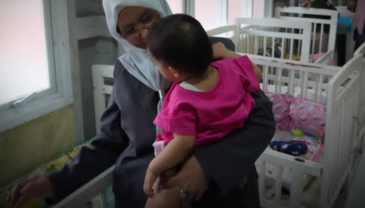 Hj. Ratnawati, bersama Kaukus Perempuan Parlemen Jawa Barat dengan menggelar bakti sosial di Griya Ramah Anak Balita, Bandung.