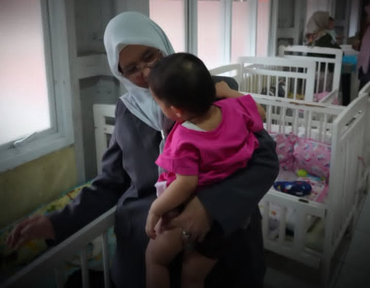 Hj. Ratnawati, bersama Kaukus Perempuan Parlemen Jawa Barat dengan menggelar bakti sosial di Griya Ramah Anak Balita, Bandung.