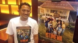 Tepuk tangan setelah menampilkan adegan terakhir film Istimewa menjadi momen yang menghangatkan suasana XXI Ciwalk, Selasa (11/8/2026).