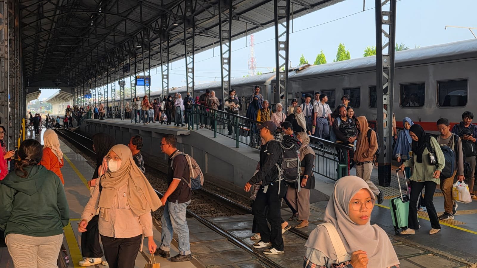 Volume Penumpang Tinggi, KAI Commuter Hadirkan Hall Baru di Stasiun Cikampek