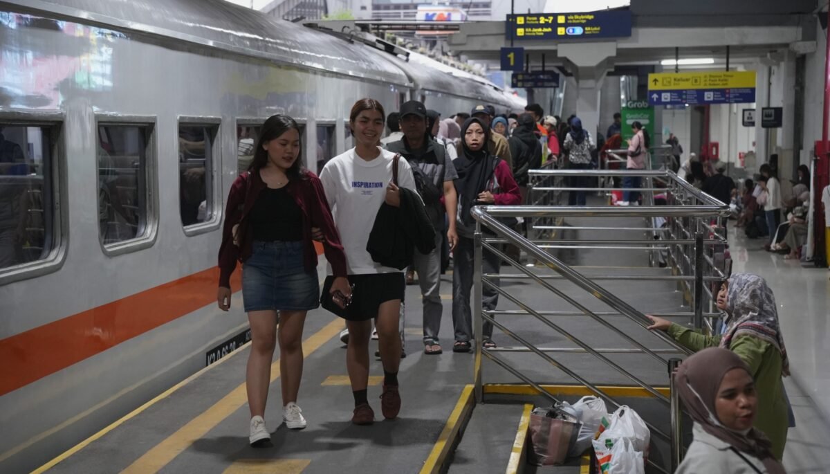 Semarak HUT ke-81 RI KAI Commuter Hadirkan Tarif Spesial Rp8 untuk Commuter Line di Seluruh Area Layanan