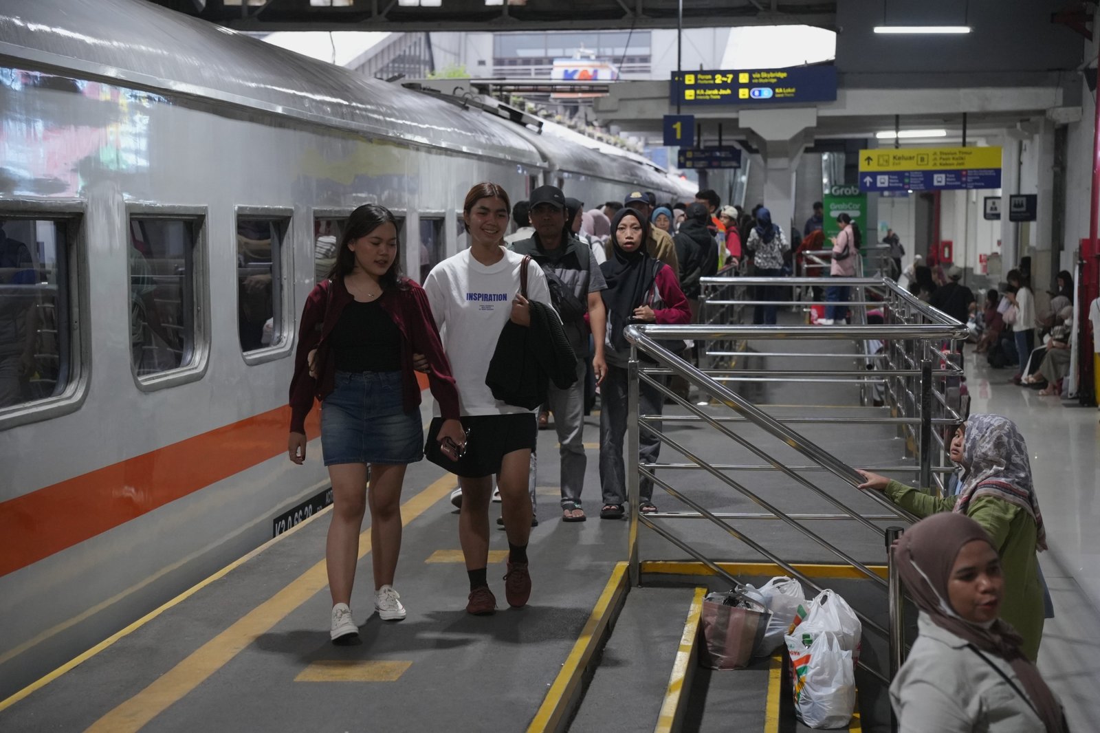 Semarak HUT ke-81 RI KAI Commuter Hadirkan Tarif Spesial Rp8 untuk Commuter Line di Seluruh Area Layanan