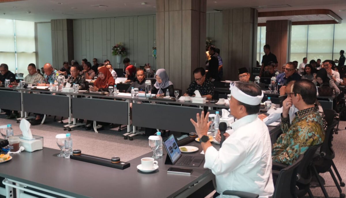 Anggota DPRD Jawa Barat Hj. Ratnawati mengikuti rapat kerja bersama TAPD Jabar membahas RKUA dan RPPAS Tahun Anggaran 2027.
