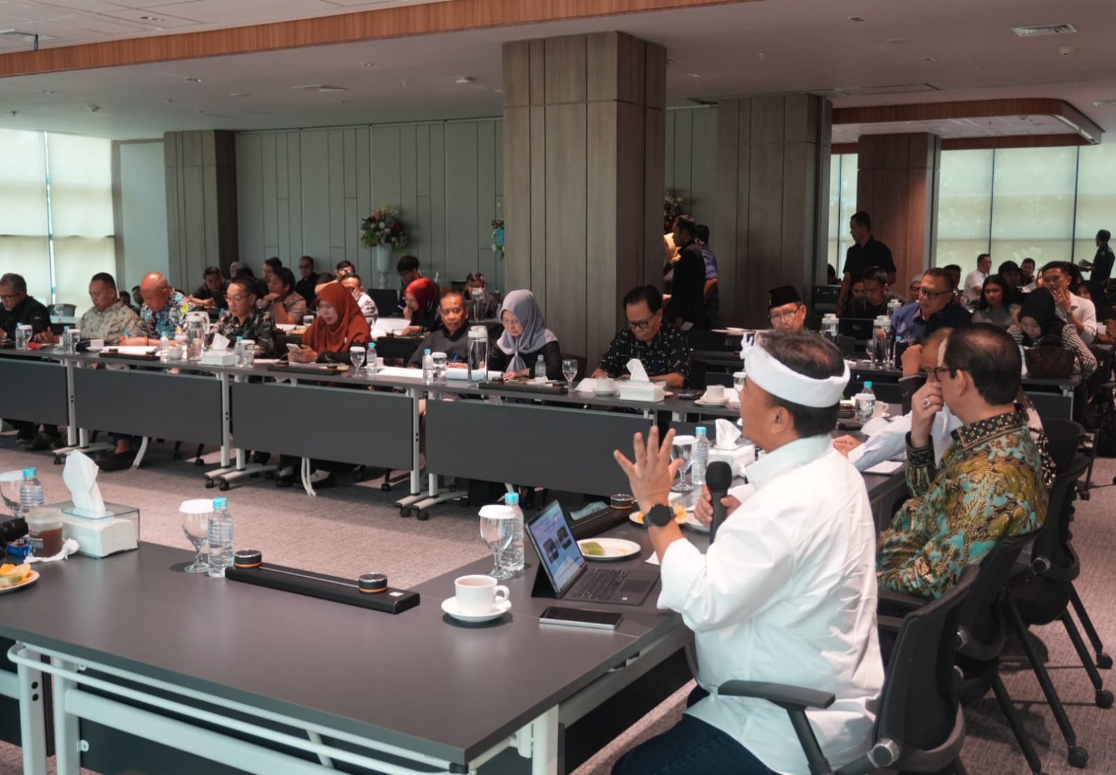 Anggota DPRD Jawa Barat Hj. Ratnawati mengikuti rapat kerja bersama TAPD Jabar membahas RKUA dan RPPAS Tahun Anggaran 2027.