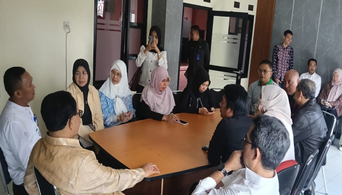 Hj. Ratnawati, meninjau langsung kondisi dan pengelolaan Rumah Susun Sederhana Sewa (Rusunawa)/Apartemen Transit Batujajar, Kab Bandung Barat.