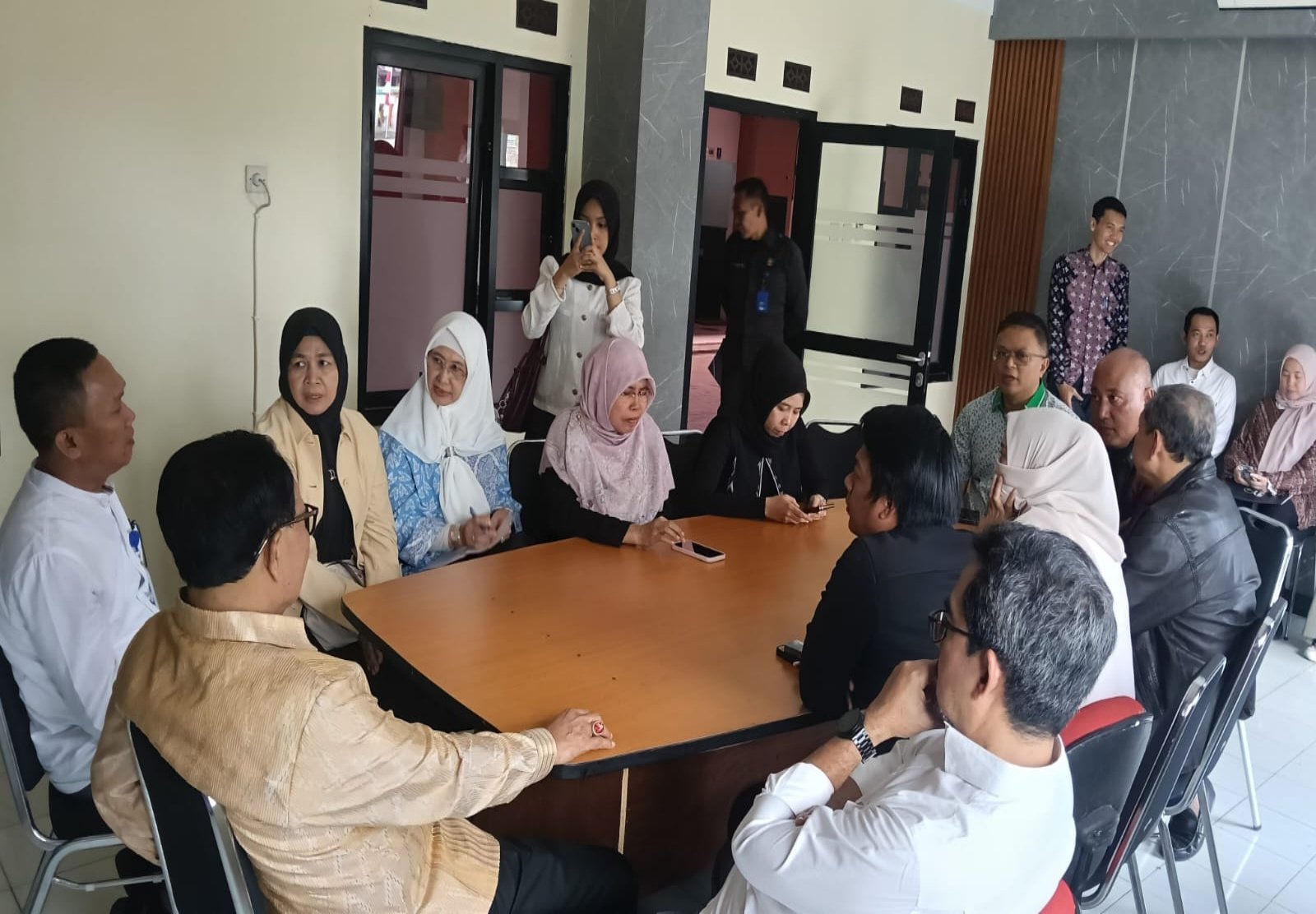 Hj. Ratnawati, meninjau langsung kondisi dan pengelolaan Rumah Susun Sederhana Sewa (Rusunawa)/Apartemen Transit Batujajar, Kab Bandung Barat.