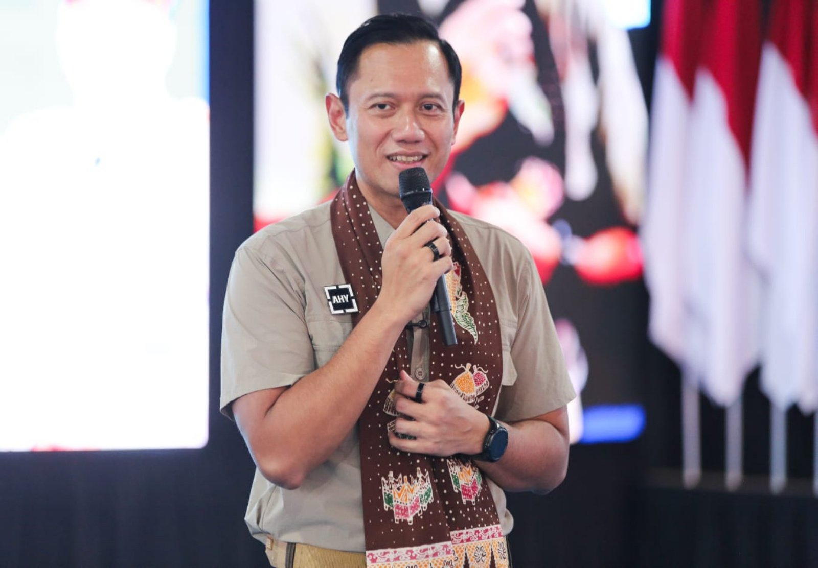 Menko AHY meresmikan Program Dana Alokasi Khusus (DAK) Tematik Pengentasan Permukiman Kumuh Terpadu (PPKT) di Desa Campurejo, Gresik.