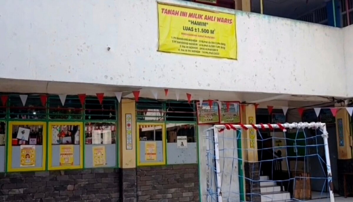 Sebanyak 945 siswa SD Negeri 026 Bojongloa, Kota Bandung, terpaksa mengikuti pembelajaran jarak jauh setelah gerbang utama sekolah digembok.