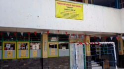 Sebanyak 945 siswa SD Negeri 026 Bojongloa, Kota Bandung, terpaksa mengikuti pembelajaran jarak jauh setelah gerbang utama sekolah digembok.