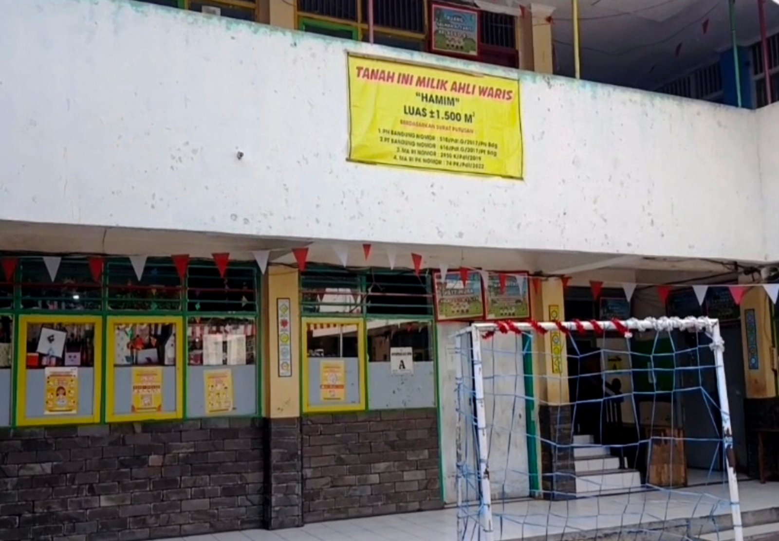 Sebanyak 945 siswa SD Negeri 026 Bojongloa, Kota Bandung, terpaksa mengikuti pembelajaran jarak jauh setelah gerbang utama sekolah digembok.