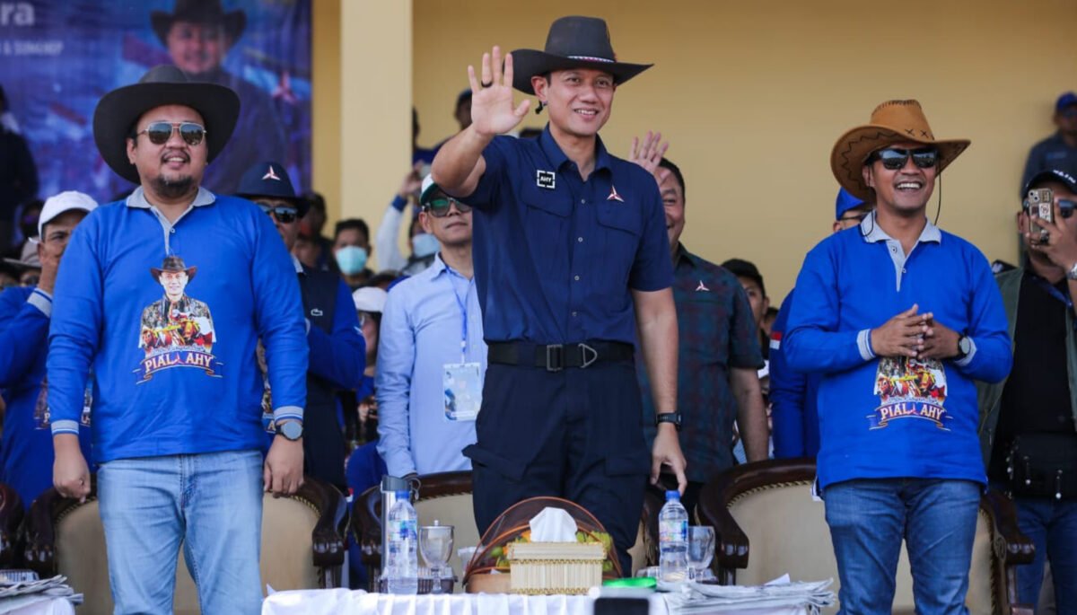 Ketua Umum Partai Demokrat Agus Harimurti Yudhoyono (AHY) membuka Lomba Karapan Sapi Piala AHY di Stadion Karapan Sapi Bangkalan, Jawa Timur.