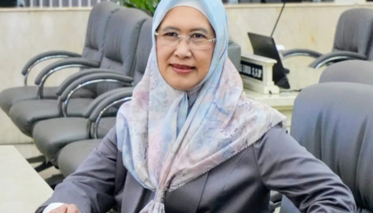 Anggota DPRD Provinsi Jawa Barat, Hj. Ratnawati, menghadiri Rapat Paripurna DPRD Jawa Barat yang digelar di Gedung DPRD Provinsi Jawa Barat.