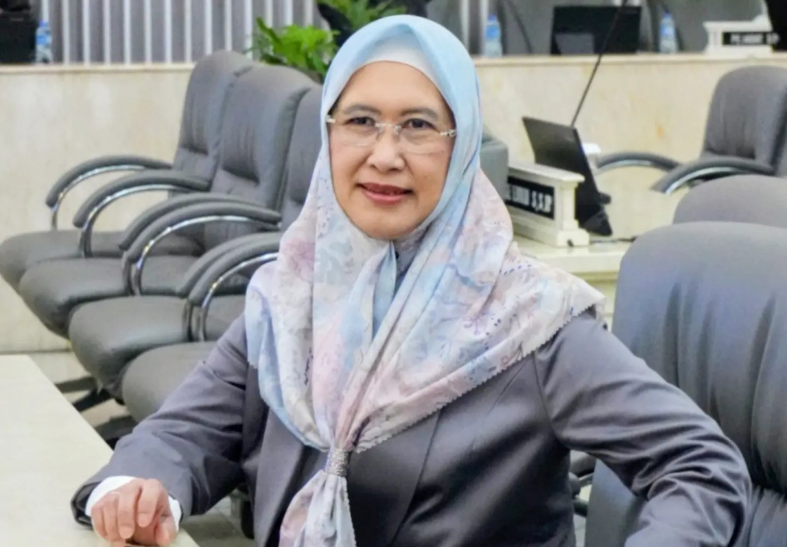Anggota DPRD Provinsi Jawa Barat, Hj. Ratnawati, menghadiri Rapat Paripurna DPRD Jawa Barat yang digelar di Gedung DPRD Provinsi Jawa Barat.