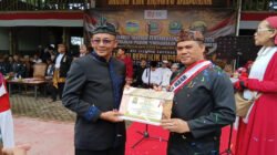 Tokoh pelestari tradisi dan budaya Sunda, H. Ahmad Bajuri, meraih penghargaan Galunggung Award “Adiluhung Ki Sunda Utama”