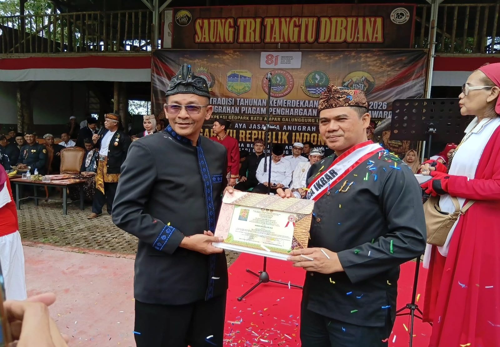 Tokoh pelestari tradisi dan budaya Sunda, H. Ahmad Bajuri, meraih penghargaan Galunggung Award “Adiluhung Ki Sunda Utama”