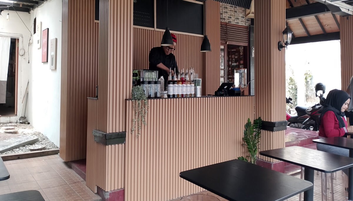 Bagi Anda yang ingin menikmati waktu santai di tempat nongkrong dengan konsep berbeda, Kopi Gagak layak masuk dalam pilihan. 