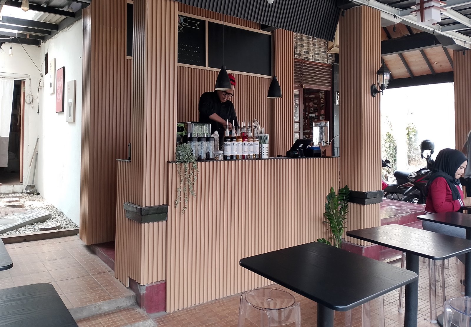 Bagi Anda yang ingin menikmati waktu santai di tempat nongkrong dengan konsep berbeda, Kopi Gagak layak masuk dalam pilihan. 
