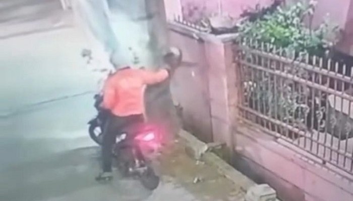 Juhariah atau Mak Juha (88) terkapar seusai di jambret pria berjaket ojek online (ojol) di Andir, Kota Bandung, Senin (10/8/2026) malam.