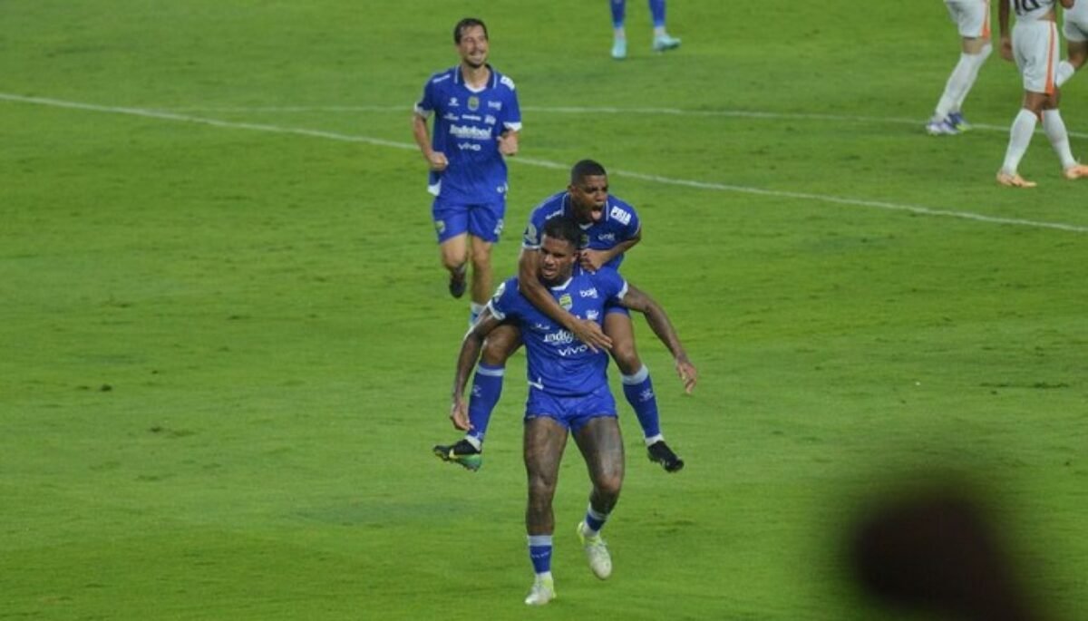 Ramon 'Tanque' masih terlihat bergabung dengan rekan-rekan dalam latihan tim di Lapangan Pendamping Stadion GBLA, Kamis (27/8/2026).