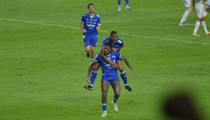 Ramon 'Tanque' masih terlihat bergabung dengan rekan-rekan dalam latihan tim di Lapangan Pendamping Stadion GBLA, Kamis (27/8/2026).