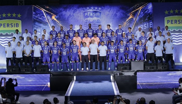 Persib Bandung telah memperkenalkan 32 pemain yang akan berjuang mengarungi kompetisi Super League 2026-2027, Selasa (25/8/2026).