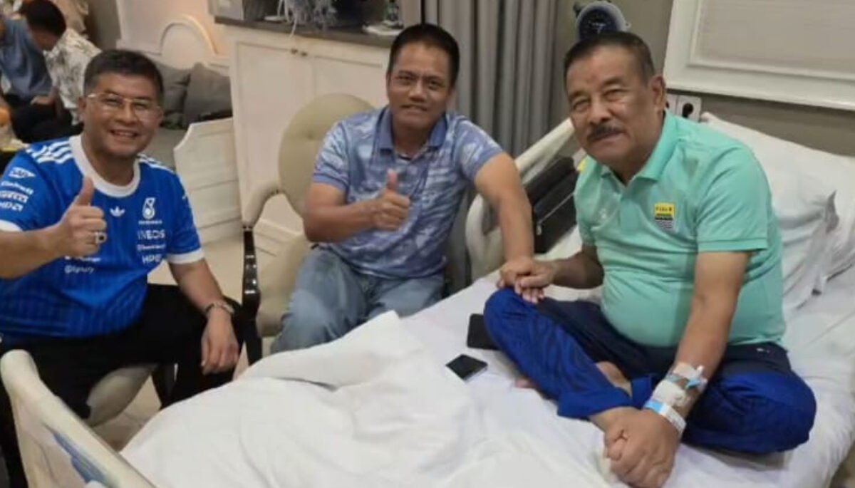 Wakil Gubernur Jawa Barat, Erwan Setiawan (kiri), Mayjen TNI (Purn) Dwi Jati Utomo (tengah) saat menjenguk Manajer Persib, Umuh Muchtar (kanan). (foto: dok pribadi)