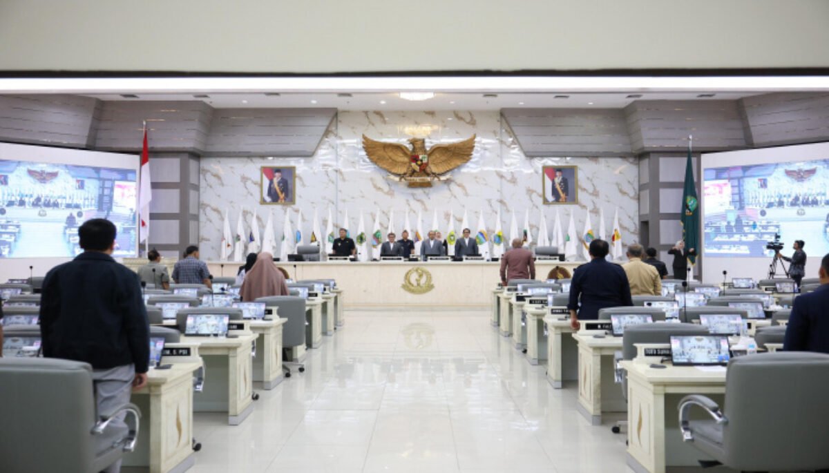 DPRD Jawa Barat menggelar rapat paripurna dengan agenda jawaban gubernur atas pandangan umum fraksi-fraksi terhadap Ranperda.