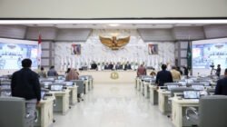 DPRD Jawa Barat menggelar rapat paripurna dengan agenda jawaban gubernur atas pandangan umum fraksi-fraksi terhadap Ranperda.
