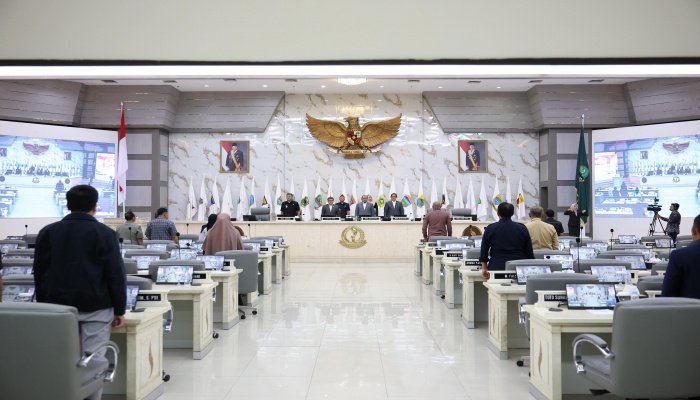 DPRD Jawa Barat menggelar rapat paripurna dengan agenda jawaban gubernur atas pandangan umum fraksi-fraksi terhadap Ranperda.