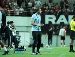 Jamu Isenmulang FC, Coach Igor Tolic Komandoi Skuat Persib dari Tribun SJH