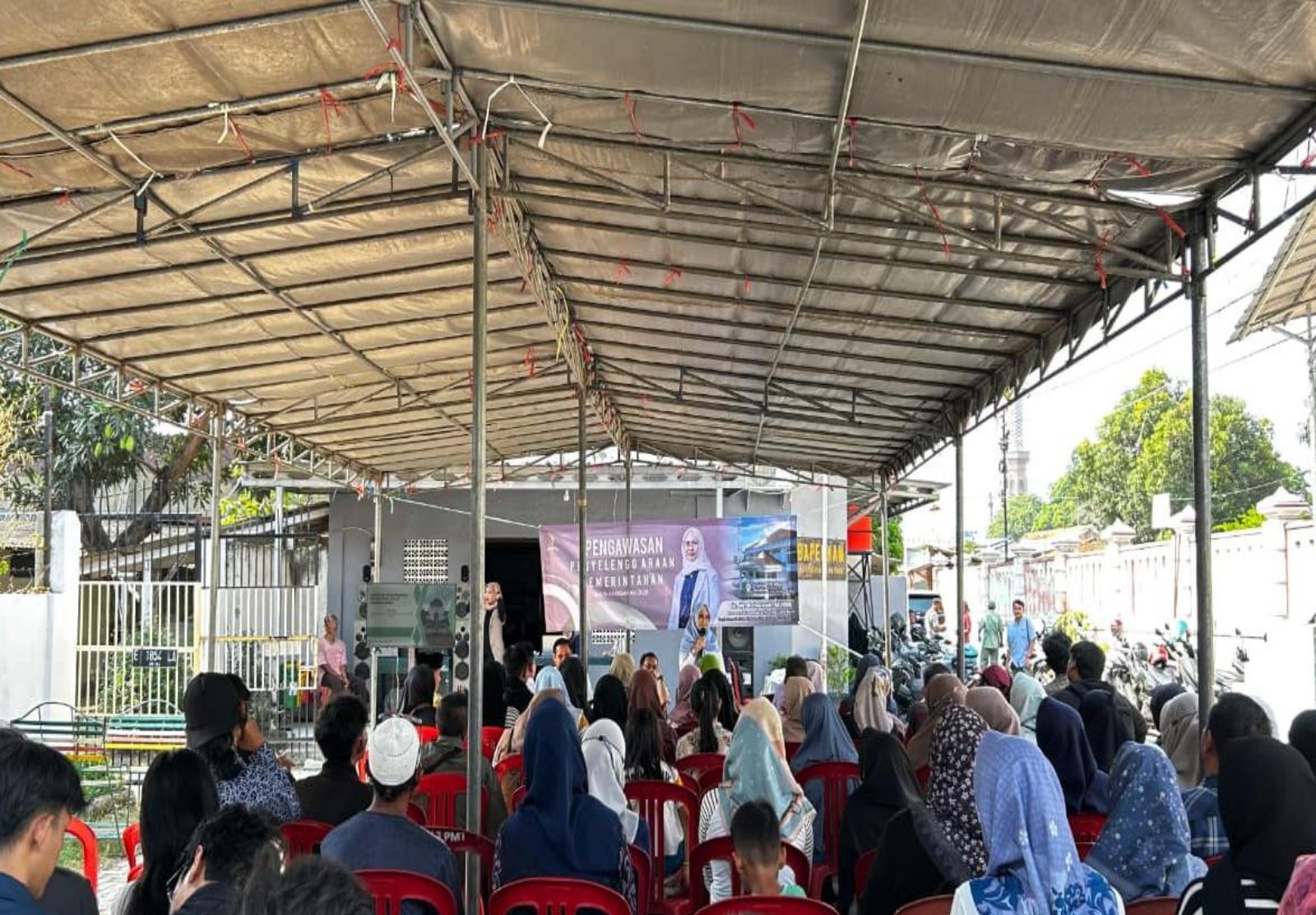 Hj. Ratnawati, saat melaksanakan agenda Pengawasan Penyelenggaraan Pemerintahan di Kelurahan Kejaksan, Kecamatan Kejaksan, Kota Cirebon.