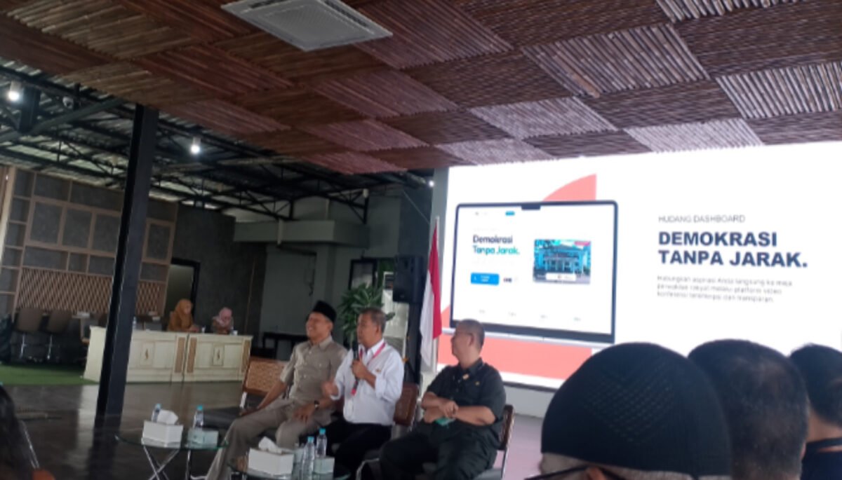 Menyampaikan aspirasi kepada wakil rakyat kini tak harus menempuh perjalanan jauh. Masyarakat Jawa Barat cukup memanfaatkan ruang digital.