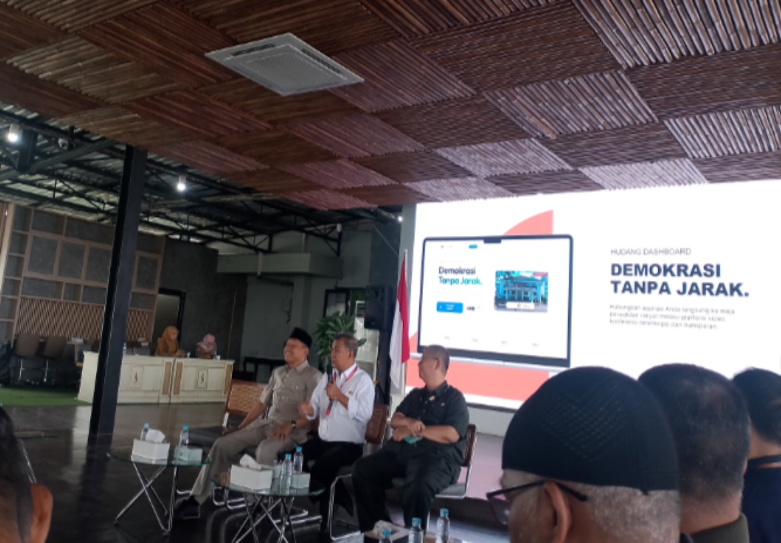 Menyampaikan aspirasi kepada wakil rakyat kini tak harus menempuh perjalanan jauh. Masyarakat Jawa Barat cukup memanfaatkan ruang digital.