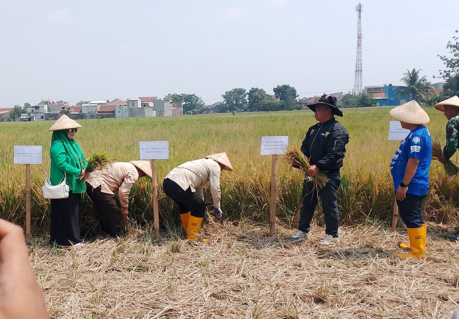 Melimpahnya produksi beras di Kabupaten Bandung belum sepenuhnya diimbangi ketersediaan alat dan mesin pertanian (alsintan) yang memadai. 