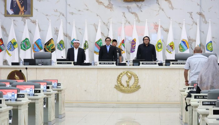 Komisi IV DPRD Jabar menyampaikan penjelasan Ranperda Prakarsa tentang Pemberdayaan Komunitas dalam Pengelolaan Sampah pada rapat paripurna.