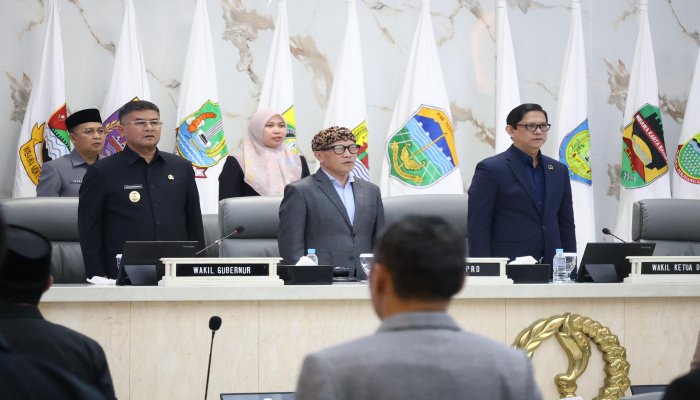 DPRD Jabar telah membentuk Panitia Khusus (Pansus) XXI yang akan membahas Ranperda tentang Pemberdayaan Komunitas dalam Pengelolaan Sampah.