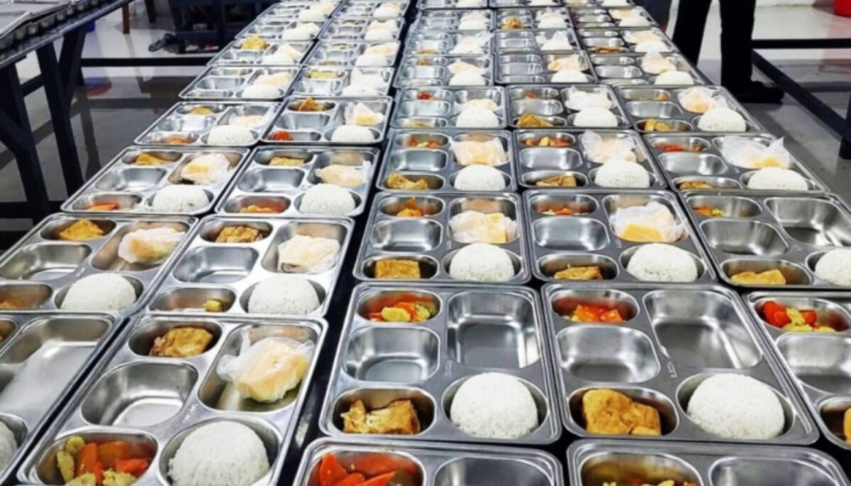 Program MBG di Kota Cirebon menjadi sorotan setelah sekitar 100 anak diduga mengalami keracunan usai menyantap makanan yang dipasok SPPG.