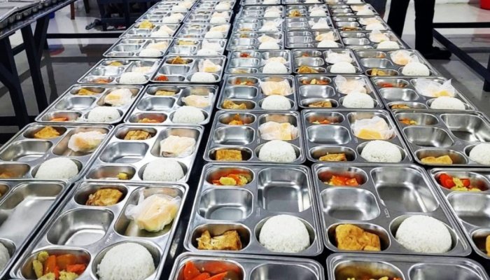 Program MBG di Kota Cirebon menjadi sorotan setelah sekitar 100 anak diduga mengalami keracunan usai menyantap makanan yang dipasok SPPG.