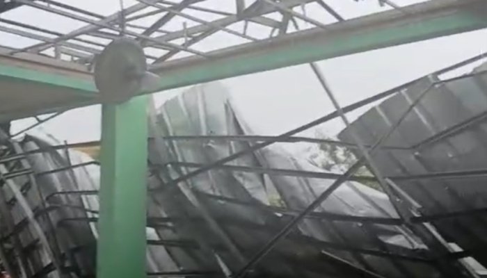 Atap Masjid Al Faidzin di Perumahan Pondok Padalarang Indah (PPI), RW 28, roboh akibat diterjang angin puting beliung yang disertai hujan.