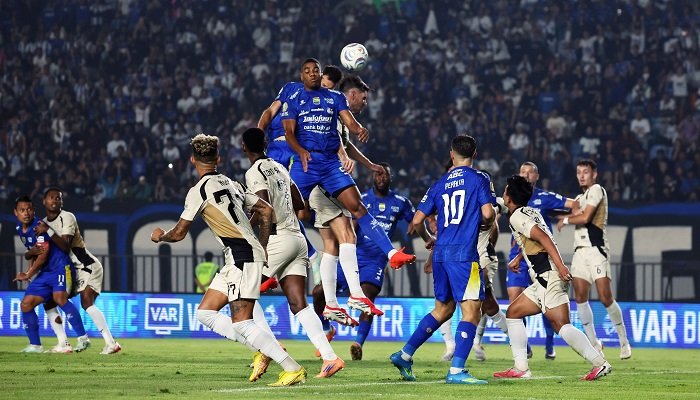Persib gagal naik ke papan atas klasemen Super League 2026-2027, setelah bermain imbang 2-2 dengan Dewa United, Minggu (11/10/2026) malam.