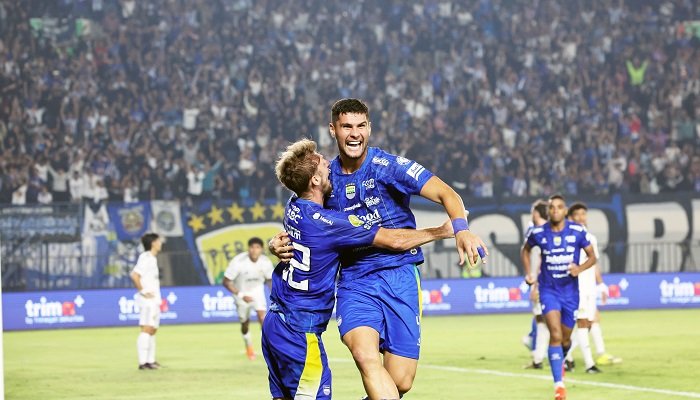 Persib kembali meramaikan persaingan di papan atas Super League 2026-2027, setelah menaklukkan Persik 1-0, Minggu (18/10/2026) malam.
