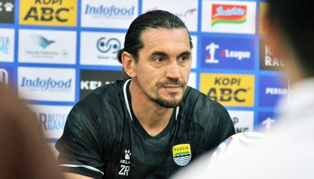 Pelatih Isenmulang FC Mundari Karya